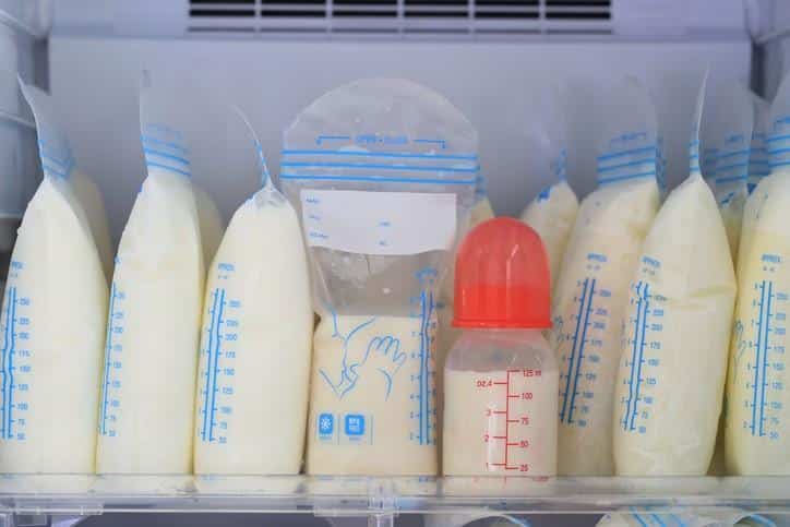 Se puede guardar la leche para algunos días luego de ser extraída