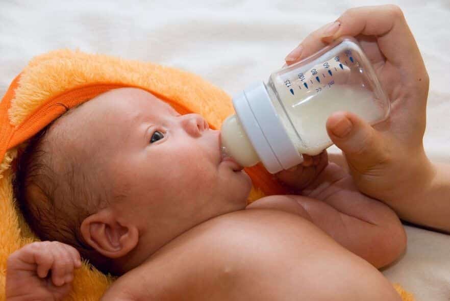 Toma con leche materna extraída