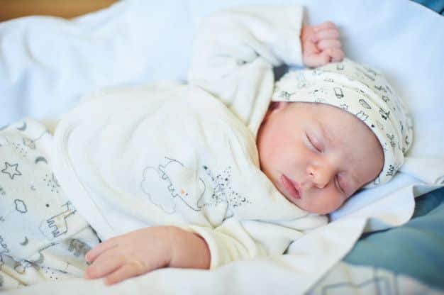 Himno agencia todos los días Cómo Vestir a un Bebé Recién Nacido - Primeros Bebés
