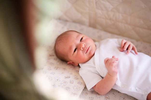 Cómo vestir a un bebé recién nacido
